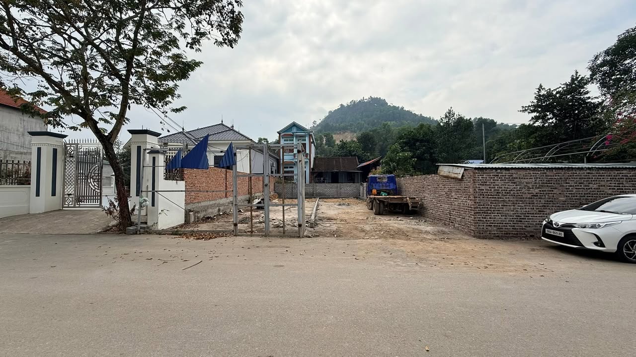 Lô đất Hương Mai, Việt Yên 100m² giá 1.1 tỷ - Sổ đỏ chính chủ, đường xe công tránh nhau!