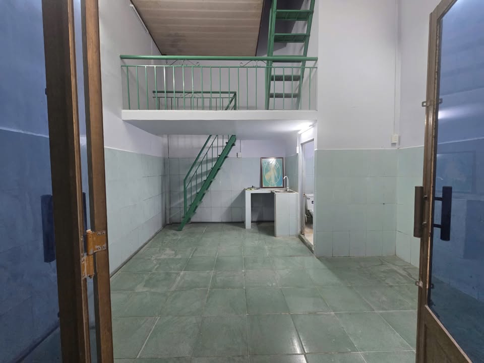 Nhà cho thuê 169/8 Thoại Ngọc Hầu 18m² giá chỉ 5 triệu - Vị trí thuận lợi, không ngập nước!