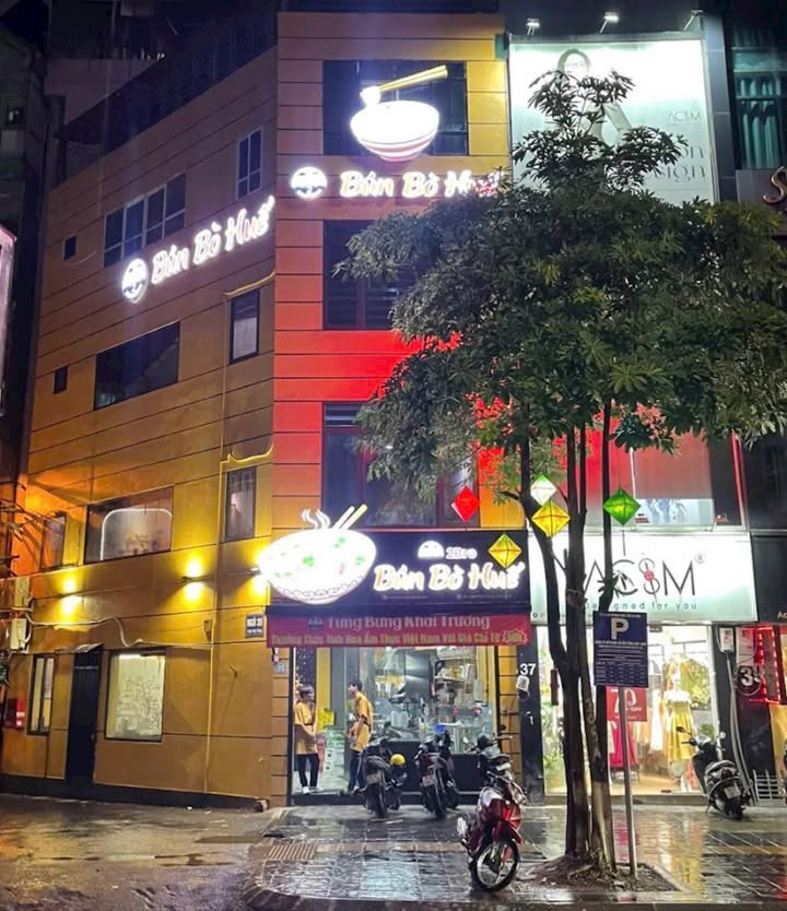 Mặt bằng kinh doanh ăn uống phố Trần Thái Tông, Cầu Giấy 200m² - Giá thuê hấp dẫn!