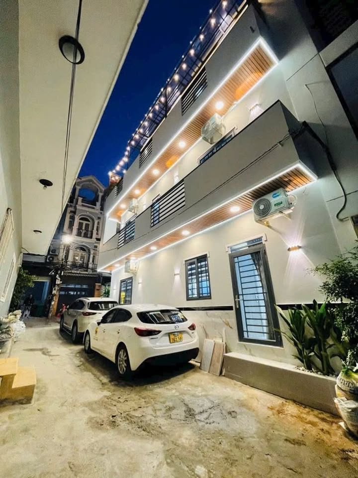 Nhà góc Phan Văn Trị, Bình Thạnh 32m² giá 7.8 tỷ - Ô tô đậu trước nhà!