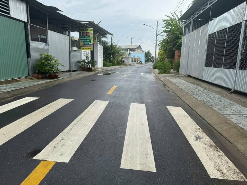 Nhà mặt tiền đường 30/4, Phú Tân, Bến Tre 240m² giá 4.08 tỷ - Khu vực đông đúc, thuận tiện kinh doanh!