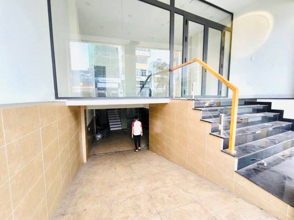 Nhà Mặt Tiền Tân Kỳ Tân Quý, Bình Tân 90m² giá 35 triệu - Thang máy tiện nghi!