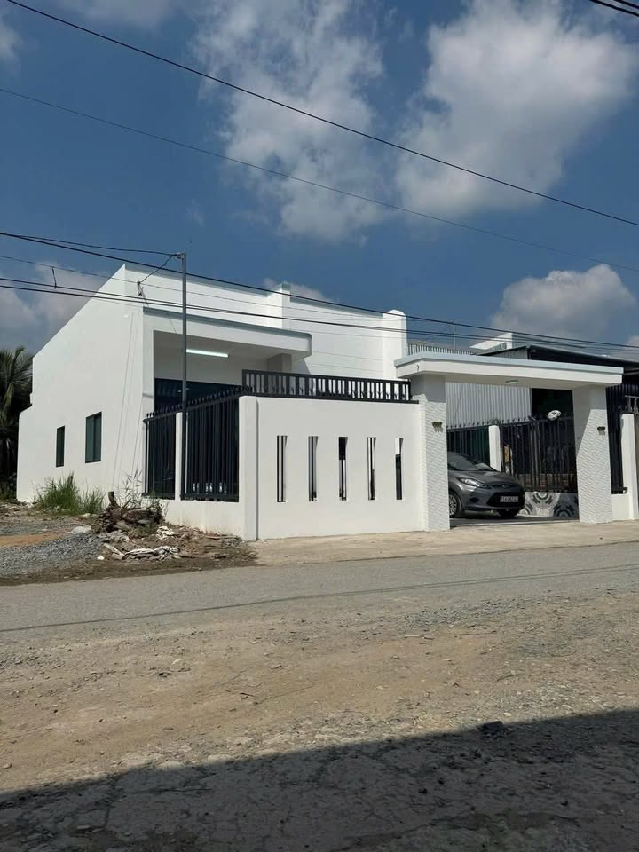 Nhà mặt tiền Lộ Cơ Khí, Bình Phú, Bến Tre 163m² giá 1.95 tỷ - Sổ hồng chính chủ, nội thất đầy đủ!