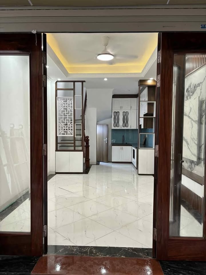 Nhà 5 tầng Thạch Bàn 32m² giá 6.76 tỷ - Nhà mới đẹp, ô tô tránh nhau!