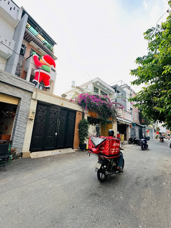 Nhà 4 tầng mặt tiền đường Hoàng Diệu 2, 87.8m² giá 14 tỷ - Ô tô vào tận sân!