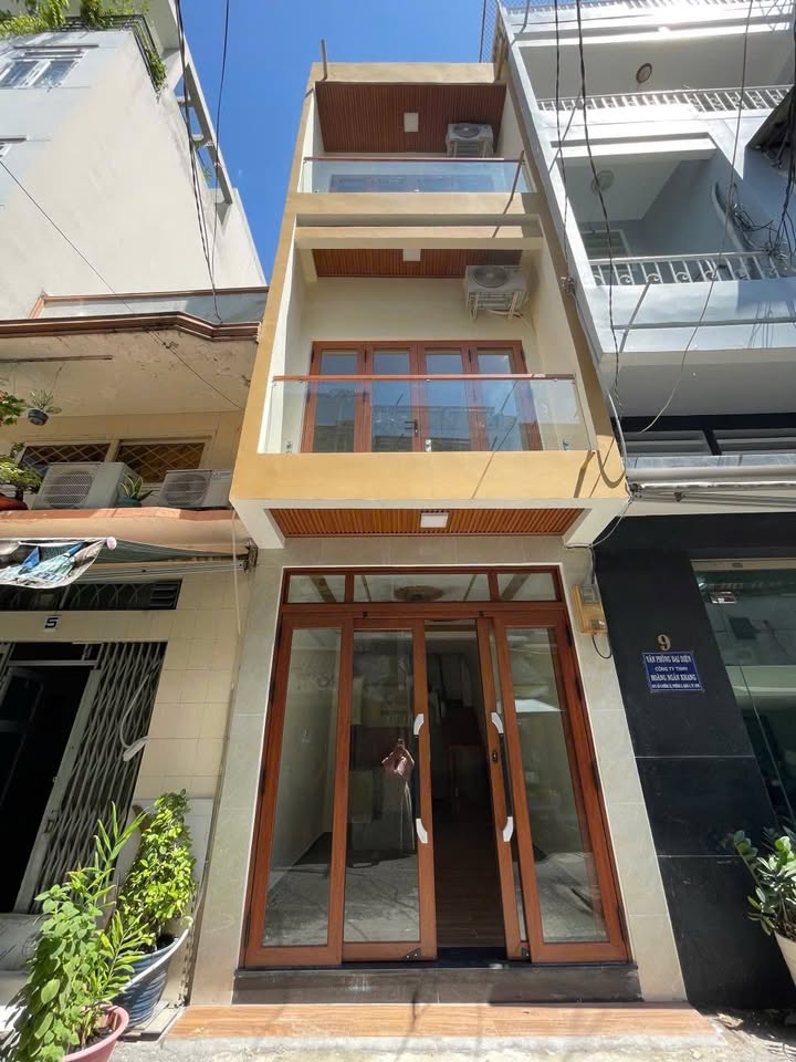 Nhà đẹp Quận 4, 24m² giá 7.6 tỷ - Khu dân cư an ninh, gần chợ!