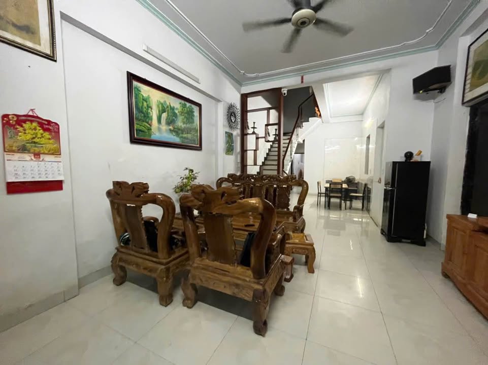 Nhà 2 tầng Nguyễn Thái Học Yên Bái 137,5m² giá 1.7 tỷ - Gần Vincom, tiện ích đầy đủ!