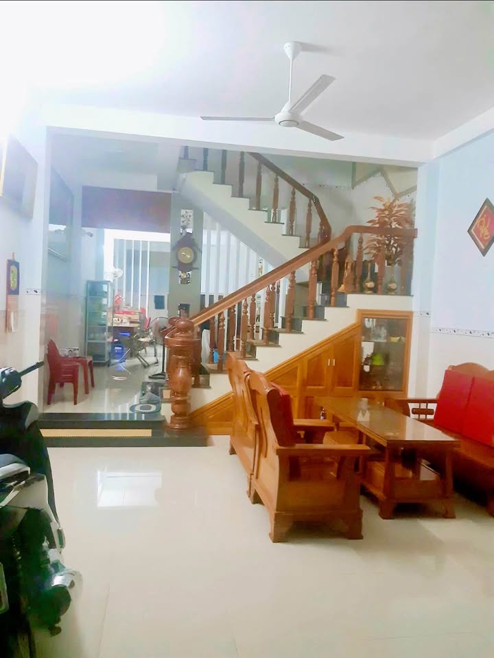 Nhà 3 tầng mặt tiền Tô Nào, phường 5, Tuy Hòa 100m² giá 5.9 tỷ - Cơ hội sở hữu tuyệt vời!