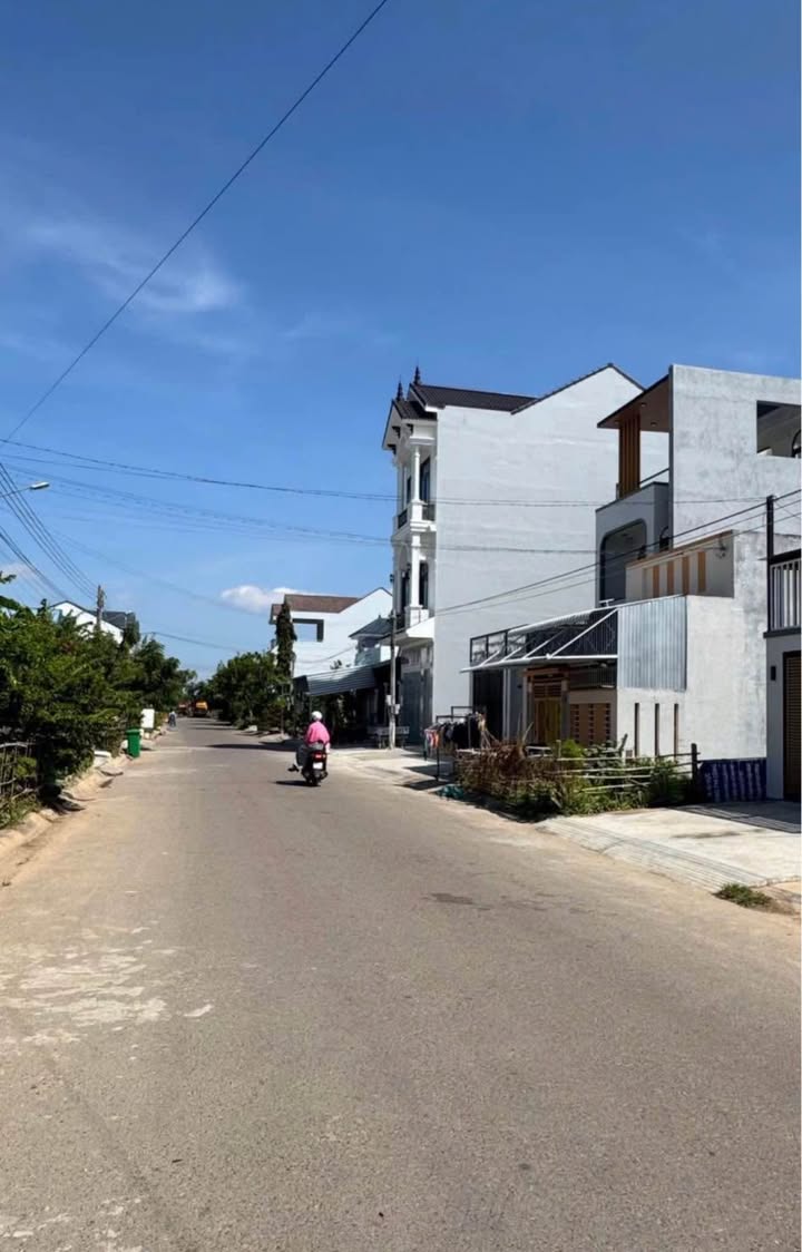 Căn nhà 1 trệt 1 lầu tại KDC Bến Lội, Hàm Thắng 100m² giá 2.35 tỷ - Sẵn sàng vào ở ngay!