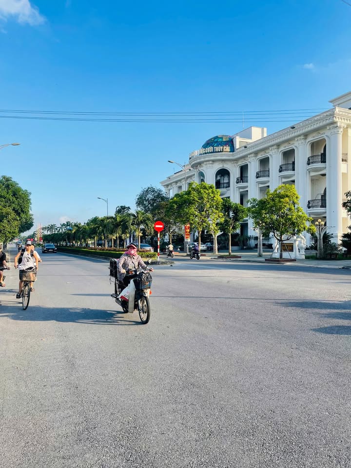 Đất nền mặt đường Chu Văn An, phường Vũ Phúc, Thái Bình 67m² giá 6.1 tỷ - Kinh doanh thuận lợi!