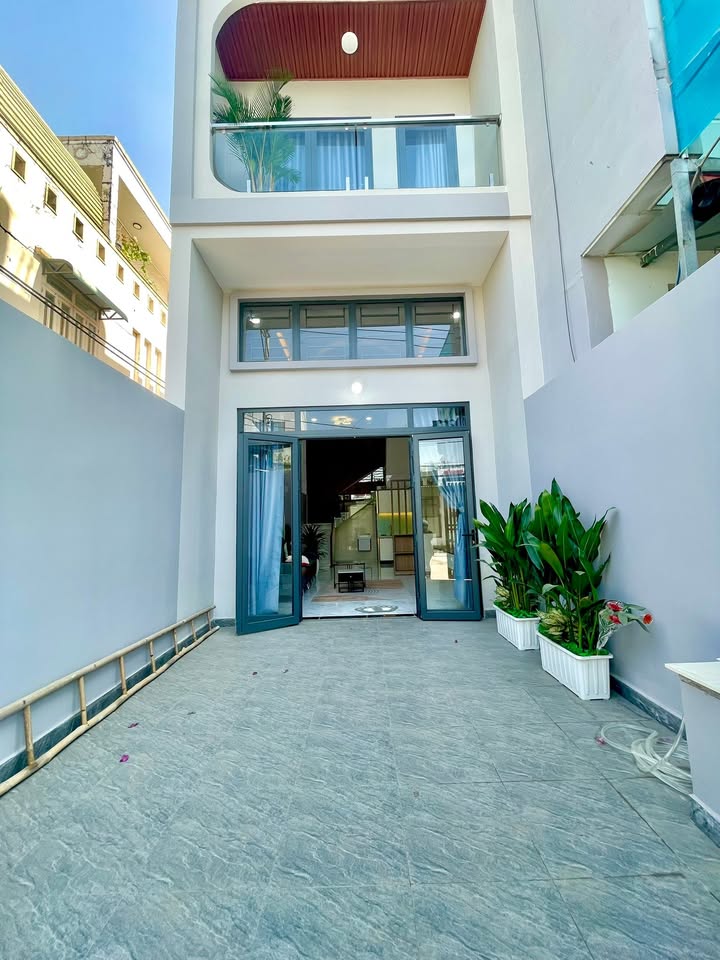 Nhà góc 2 mặt tiền Thạnh Xuân 22, quận 12, 100m² giá 6.95 tỷ - Cơ hội đầu tư sinh lời!