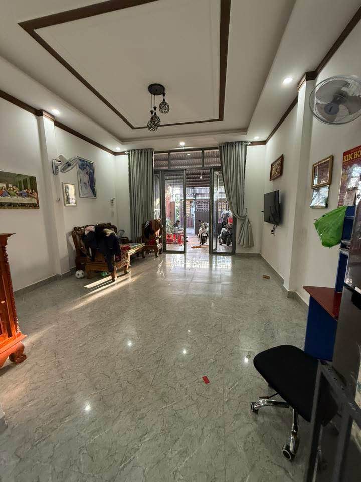 Nhà hẻm Lê Thánh Tôn, Pleiku 85m² giá 1.6 tỷ - Thiết kế hiện đại, sân ô tô rộng rãi!