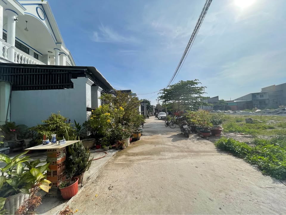 Nhà riêng Đức Hòa 72m² giá 2.05 tỷ - Gần chợ và trường học!