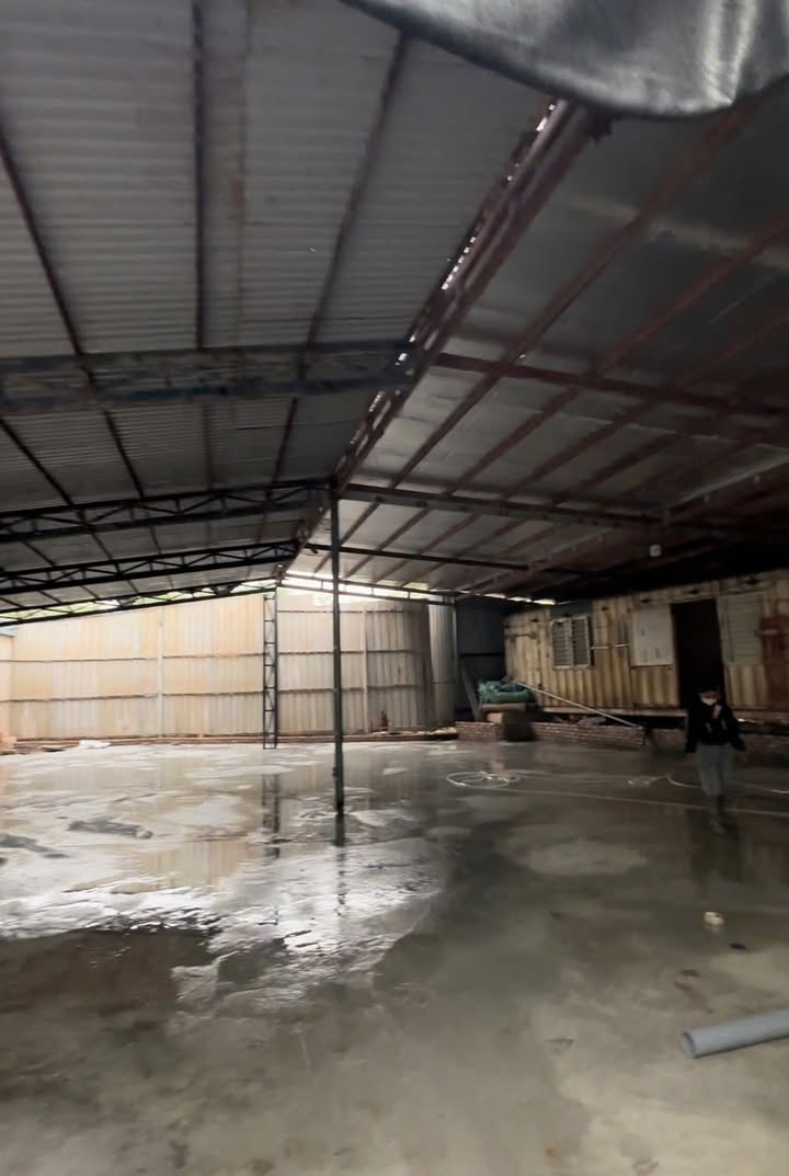 Cho thuê kho xưởng Nam Từ Liêm 350m² - Đường rộng, tiện lợi cho xe container