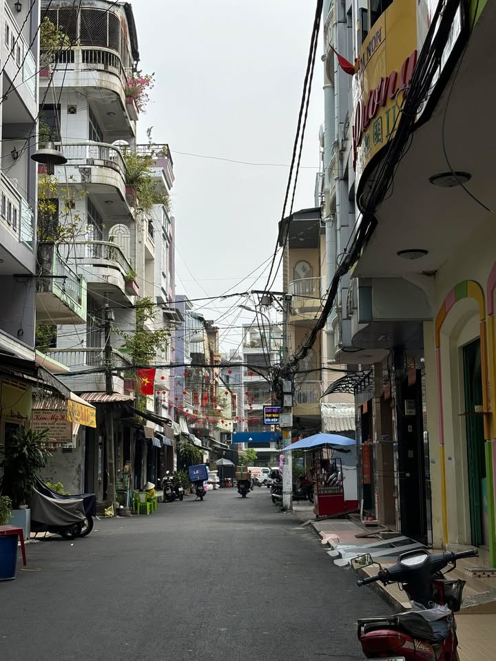 Nhà riêng quận 11 31.5m² giá 5.7 tỷ - 2 mặt hẻm ô tô tận cửa!