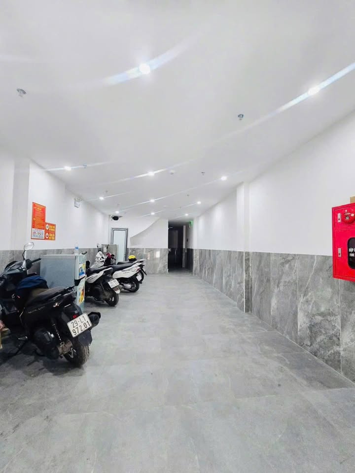 Bán Tòa Nhà Chùa Láng, Đống Đa - 70m² x 7T Thang Máy - Doanh Thu 85 triệu/tháng!