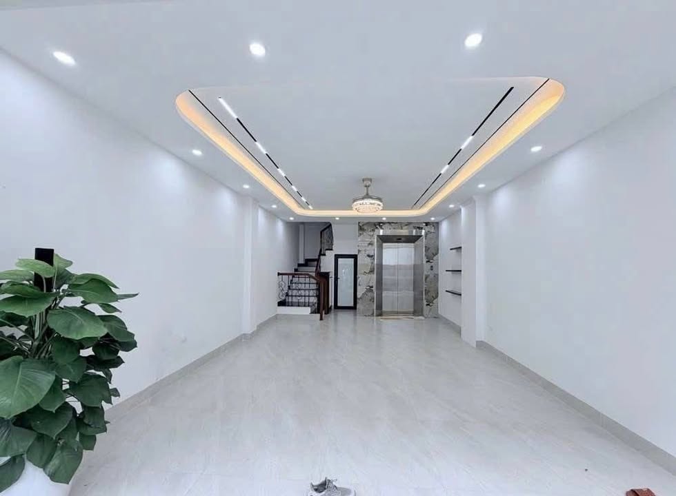 Nhà Phú Diễn 40m² giá 12 tỷ - Thiết kế hiện đại, thang máy tiện nghi!