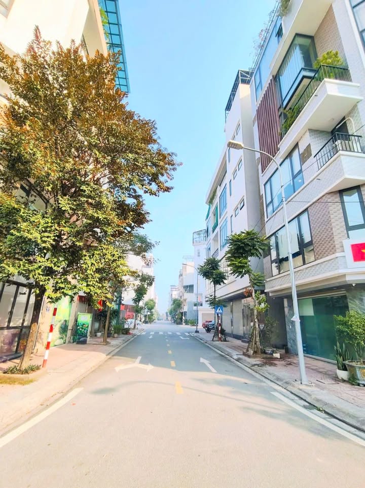 Nhà Phố Ngọc Thụy, 56m², 8 Tầng - Sẵn sàng vào ở, giá 15.5 tỷ!