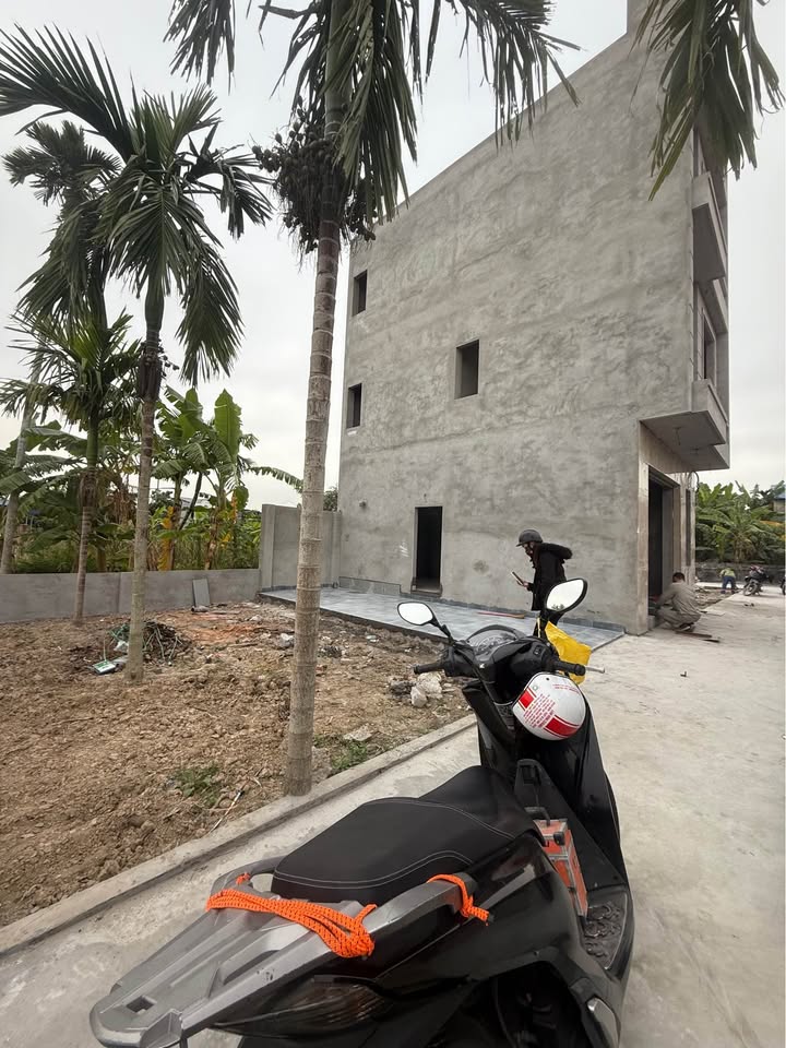 Nhà 3 tầng Đa Phúc 121m² giá 2.1 tỷ - Sân cổng riêng, vườn rau thoải mái!