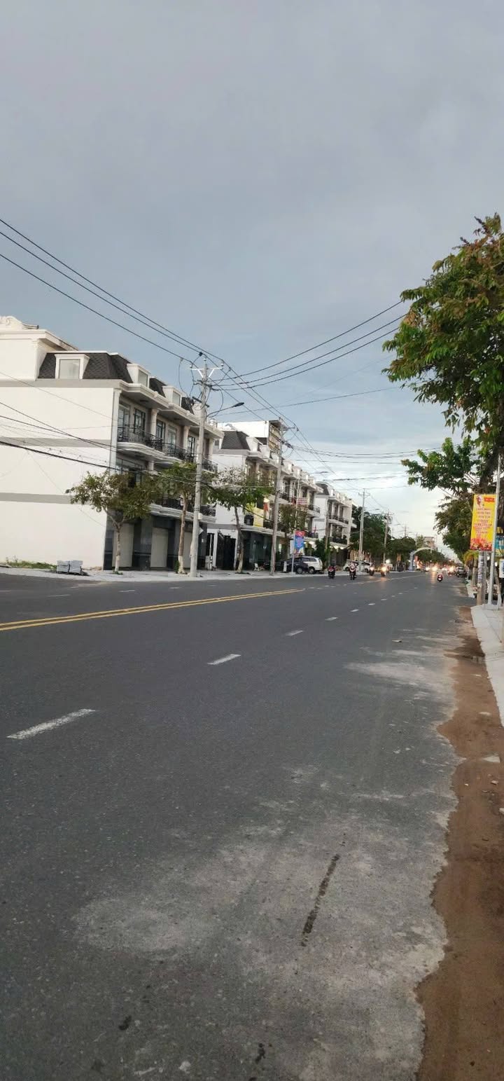 Nhà phố mặt tiền đường Nguyễn Tất Thành, Sa Đéc 113.1m² - Thiết kế hiện đại, giá tốt!