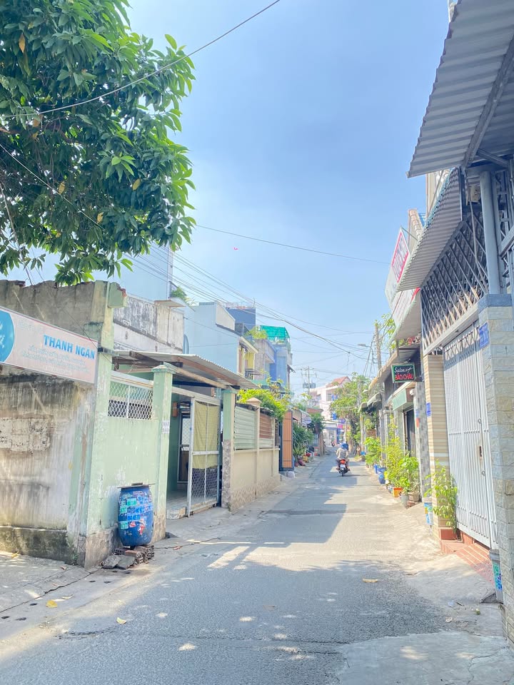 Nhà phố Linh Xuân 56m² giá 3 tỷ - Nở hậu phong thủy, xe hơi vào tận cửa!