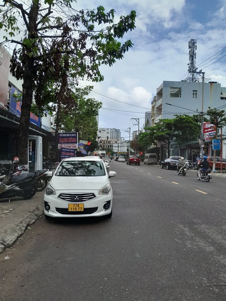 Nhà mặt tiền đường Nguyễn Huệ, Quy Nhơn 100m² - Thích hợp làm văn phòng, spa