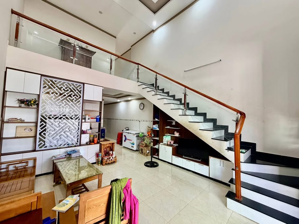 Nhà riêng Đồng Xoài 105m² giá 1.75 tỷ - Sân ô tô, khu dân cư yên tĩnh!