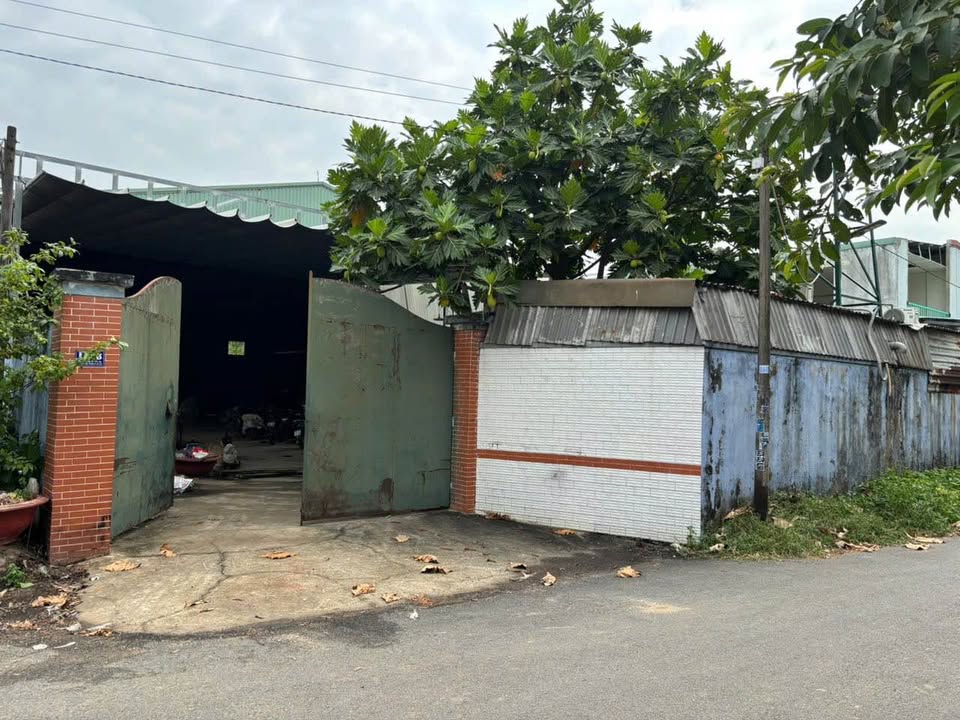 Xưởng bán góc 2 mặt tiền đường Nguyễn Thị Lắng 723m² - Giá 9 tỷ, xe tải vào tận nơi!