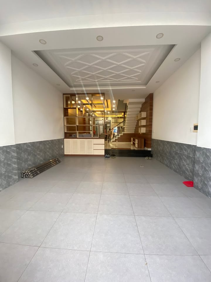 Nhà phố đường Phạm Hữu Lầu, quận 7, 90m² giá 30 triệu - Tiện nghi đầy đủ, phù hợp kinh doanh!