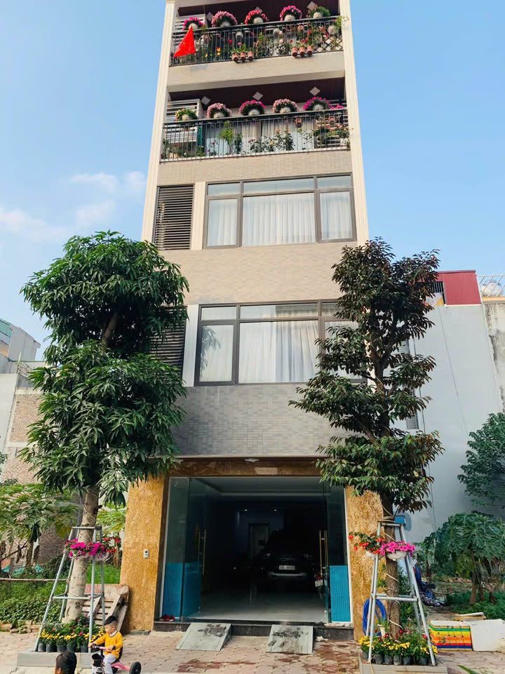 Bán nhà mặt phố Nguyễn Thời Trung, Long Biên 90m² giá 29.8 tỷ - Thiết kế hiện đại, kinh doanh thuận lợi!