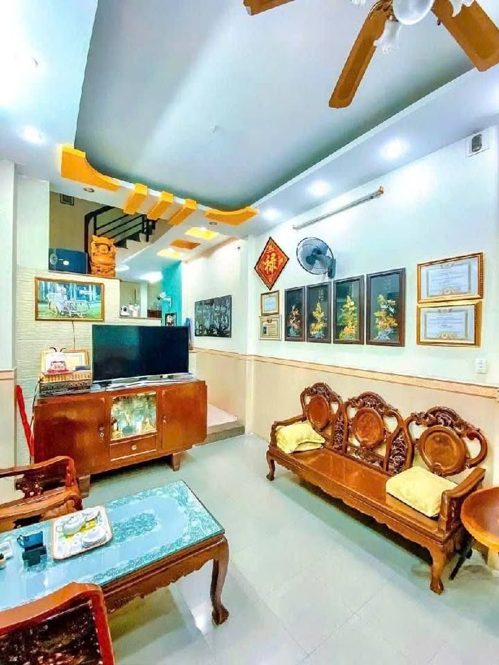 Nhà riêng Cách Mạng Tháng Tám, Quận 3, 80m² giá 12 tỷ - Ô tô đậu trong nhà!