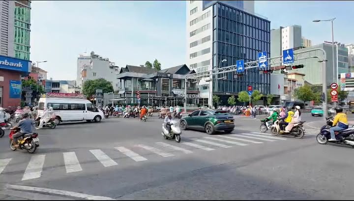 Bán FrontHouse Quận Phú Nhuận 329m² giá 300 tỷ - Mặt tiền đắt giá!