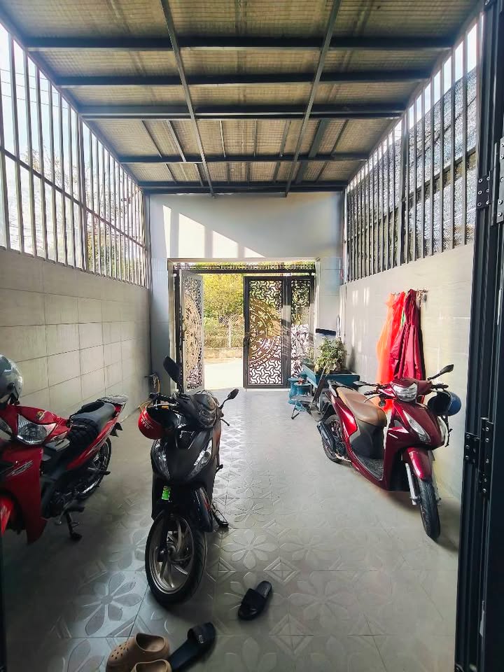 Nhà mặt tiền Dĩ An 99m² giá 3 tỷ - Thiết kế hiện đại, kinh doanh thuận lợi!