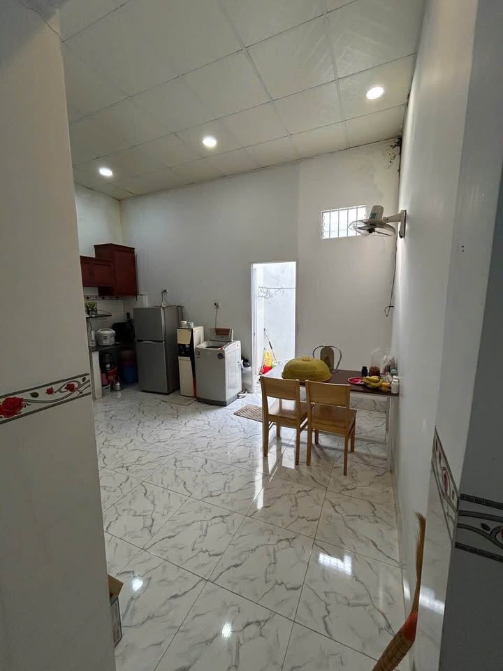 Nhà cấp 4 mặt tiền Vũ Trọng Phụng, Phú Tài, 100m² giá 2.3 tỷ - Đường rộng, khu dân cư sầm uất!