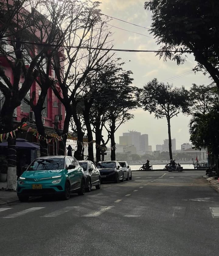 Nhà 4 tầng đường Mai Hắc Đế, quận Sơn Trà, 100m² - Kinh doanh sầm uất gần biển!