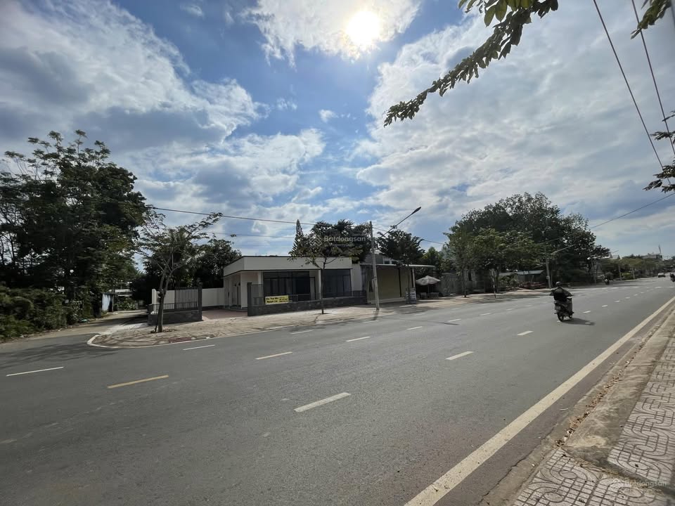 Shophouse 2 mặt tiền đường Lê Lợi 260m² giá 15 triệu - Cơ hội kinh doanh hiếm có!