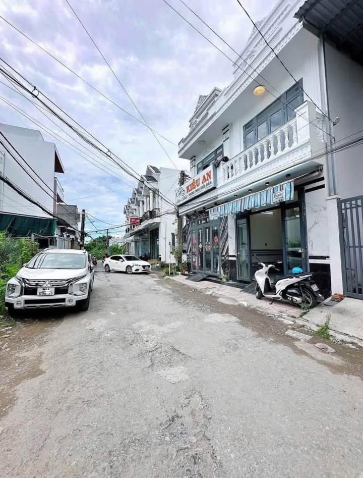 Nhà 2 Tầng Cần Thơ 100.5m² giá 3.99 tỷ - Sân Ô Tô, Gần Chợ Nổi