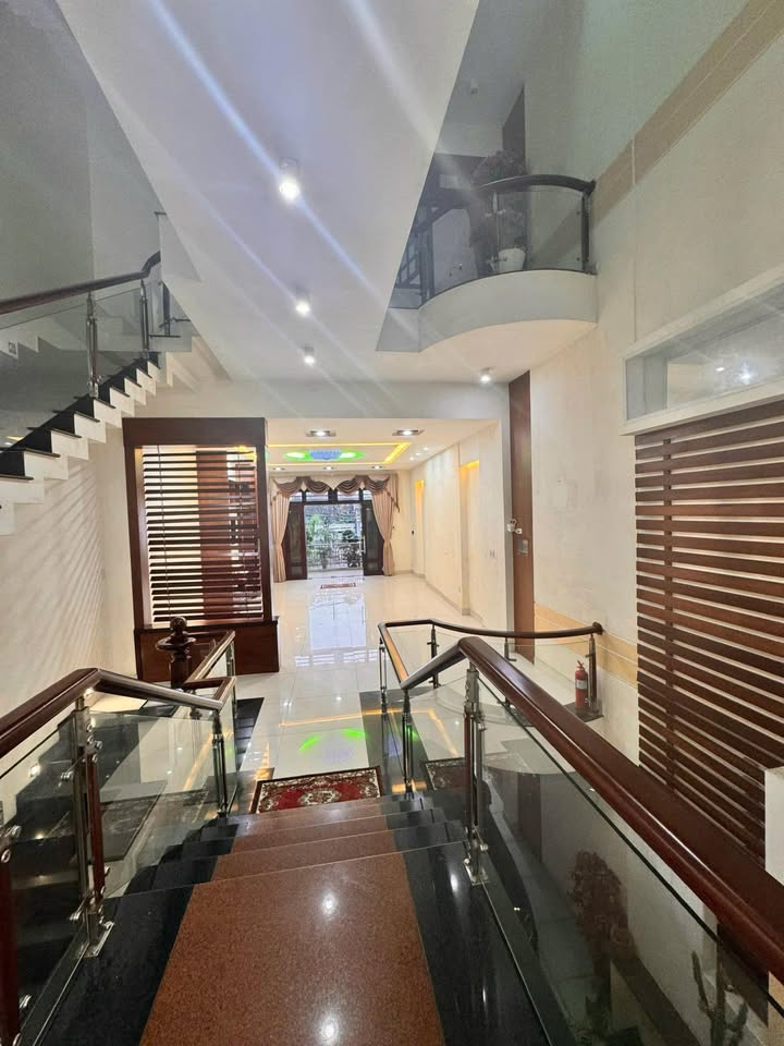 Nhà 4 tầng mặt tiền đường Nguyễn Lữ Quy Nhơn 238m² - Vị trí đắc địa, giá trị khai thác cao!