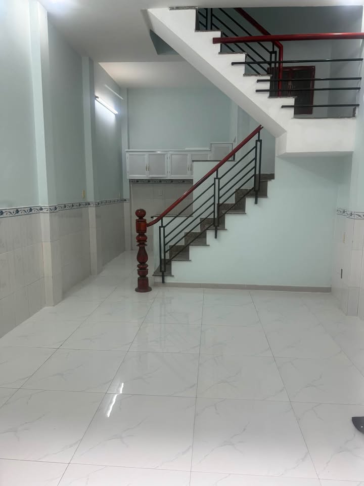 Nhà phố Bà Điểm 28m² giá 1.35 tỷ - Vị trí trung tâm, tiện ích đầy đủ!