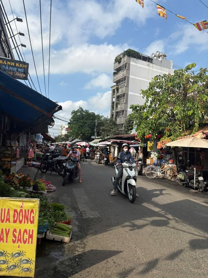 Nhà mặt tiền chợ Cây Me, xã Bà Điểm, Hóc Môn, 108m² chỉ 9.6 tỷ - Đầu tư sinh lời tuyệt vời!