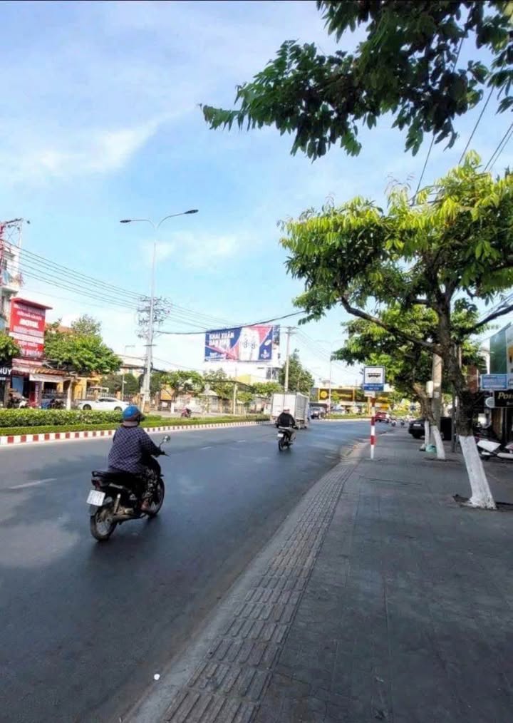 Nhà mặt tiền Đại Lộ Đồng Khởi - Bến Tre 101.6m² giá 14.5 tỷ - Nhà mới 90% chính chủ!
