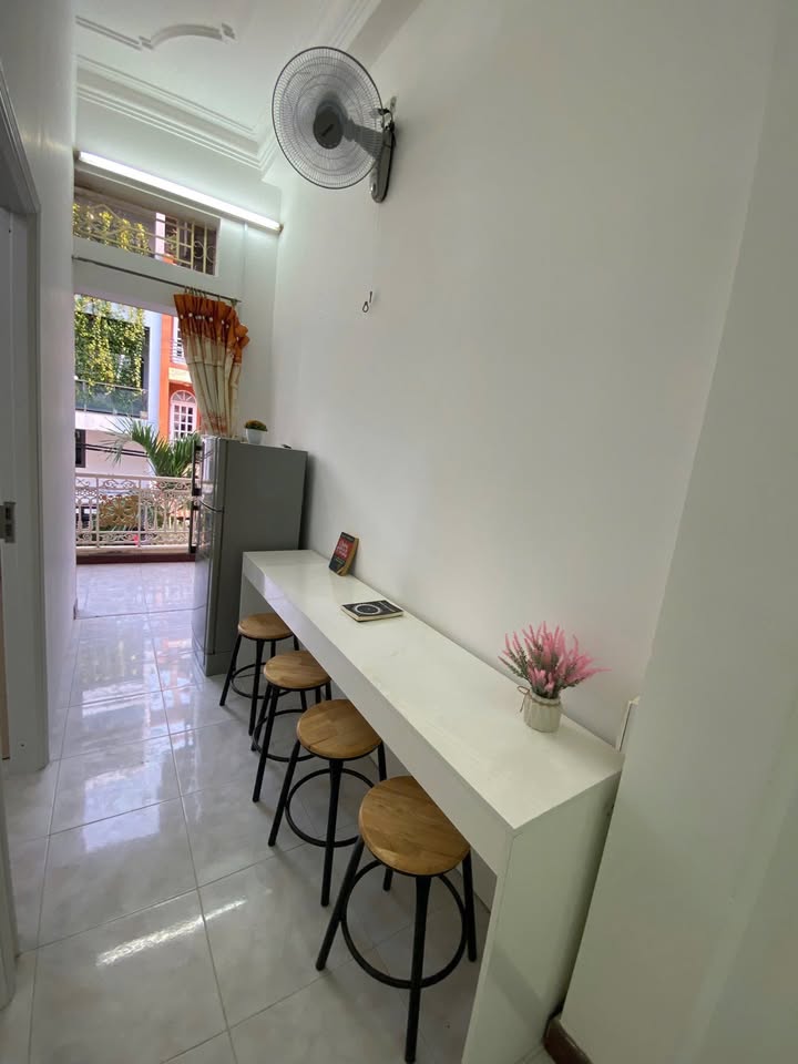 Căn hộ dịch vụ 2PN đường C27 Tân Bình giá 8 triệu - Trống sẵn, ban công thoáng mát!