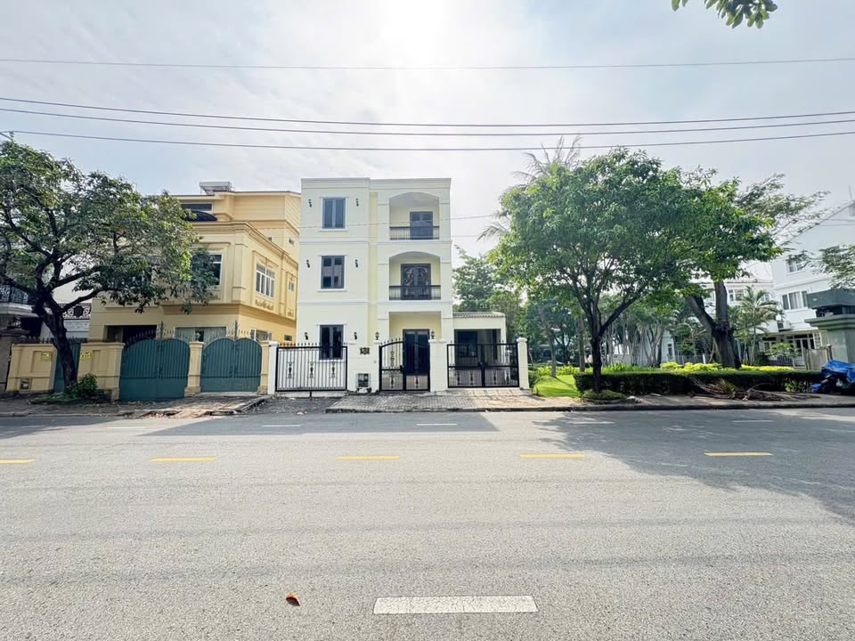 Biệt thự Nam Thông 1, Phú Mỹ Hưng, 198m² - Căn góc hiếm mặt tiền đường 22!