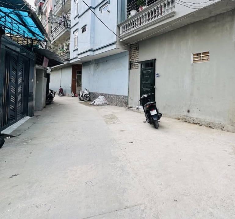 Nhà hai mặt ngõ Đức Thắng 64m² giá 8 tỷ - Sổ đỏ chính chủ, ô tô tránh nhau!