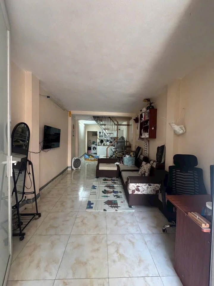 Nhà 2 tầng Đông La 43m² giá 5 tỷ - Ô tô lùi cửa, đường thông thoáng!