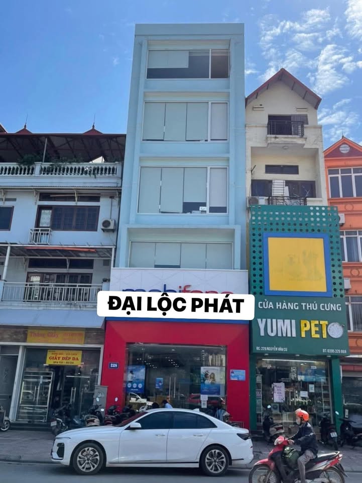 Cho thuê nhà nguyên căn mặt phố Nguyễn Văn Cừ 240m² giá 110 triệu - Kinh doanh đắc địa!