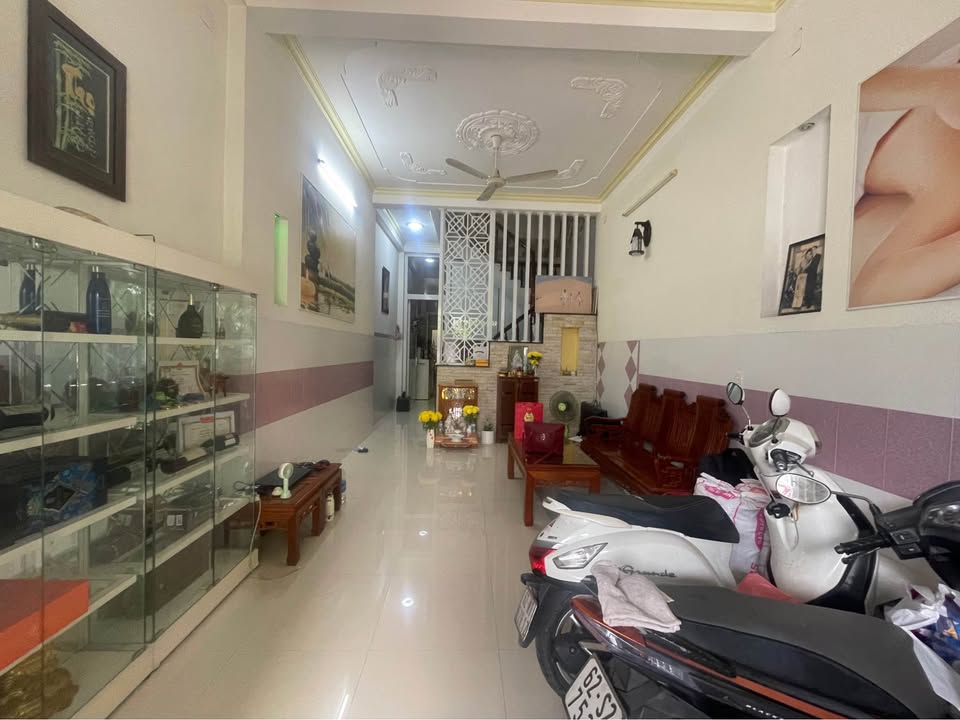 Nhà lầu đường Ds10, Thị Trấn Bến Lức, 76m², giá 4.8 tỷ - Sẵn sàng kinh doanh!