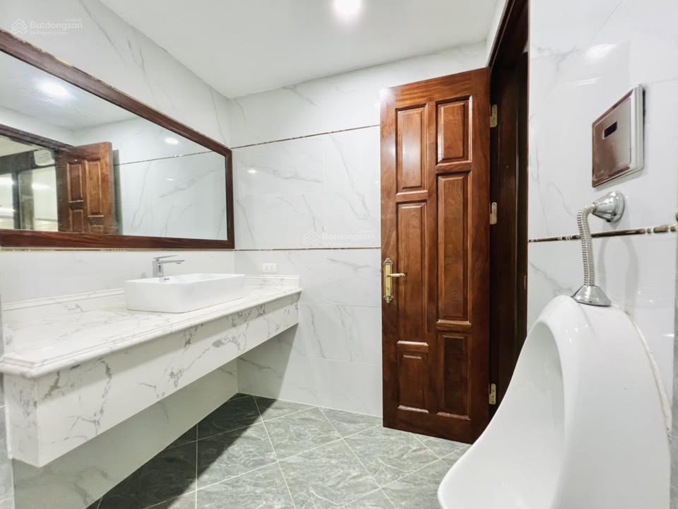 Nhà 5 tầng mặt tiền Huỳnh Thúc Kháng 40m² giá 50 triệu - Thang máy hiện đại, cho thuê ngay!