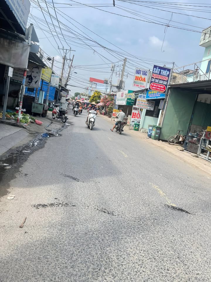 Nhà mặt tiền Lê Thị Riêng quận Bình Tân 75m² giá 2.6 tỷ - Kinh doanh sầm uất!