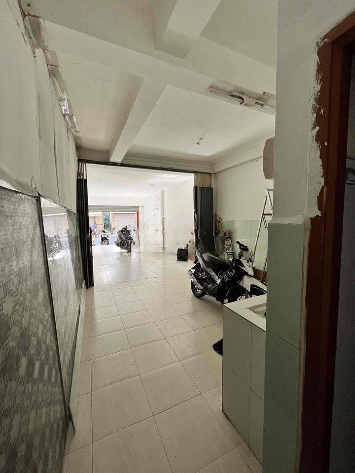 Mặt bằng kinh doanh cho thuê đường Lạc Long Quân, Quận Tân Bình 51m² giá 16 triệu - Vị trí thuận lợi cho văn phòng!